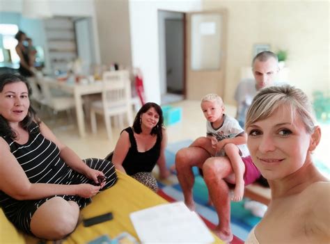 Ilustračná fotografia zobrazujúca dieťa s rodičmi, symbolizujúca rodinnú podporu pri mentálnom postihnutí.