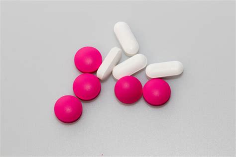 Ilustračná schéma fungovania potratovej tabletky, zobrazujúca blokovanie progesterónu a následné sťahy maternice.