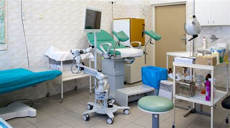 Lekár vykonáva gynekologické vyšetrenie