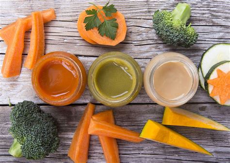 Ilustrácia rôznych druhov čerstvo pripravenej zeleniny a ovocia pre detské príkrmy.