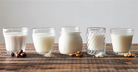 Ilustrácia rôznych druhov rastlinného mlieka.