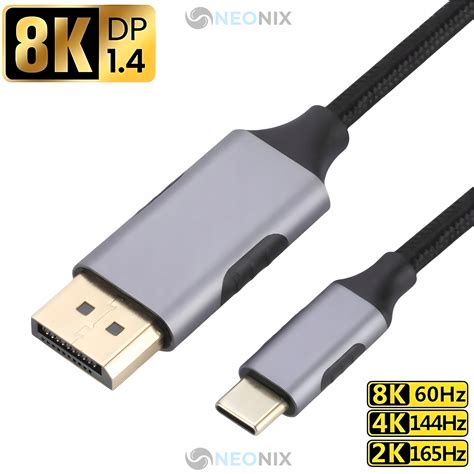 Detailný pohľad na USB port a kábel vo vnútri batohu Lequeen