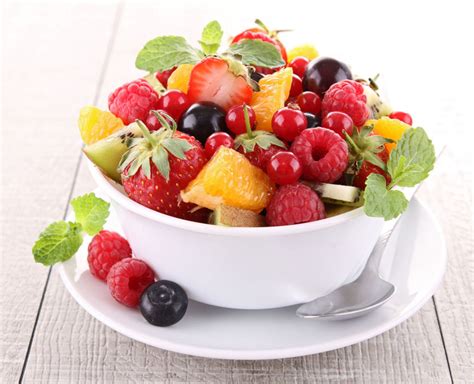 Ilustračná fotografia rôznych druhov čerstvého ovocia pripraveného na mixovanie.