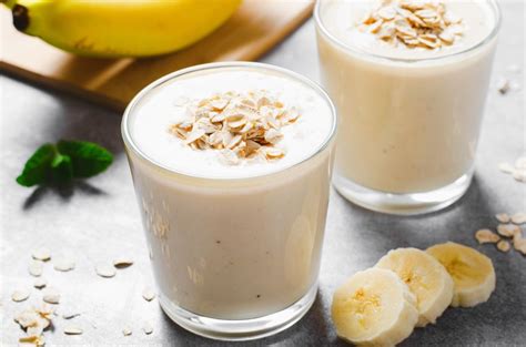 Ingrediencie pre ovsené smoothie rozložené na pracovnej doske.