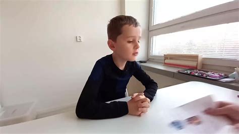Ilustračná fotografia dieťaťa s autizmom, ktoré sa pozerá mimo kamery
