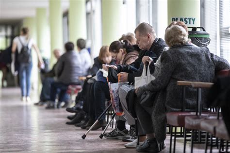 Ilustračné foto matky a tínedžera v čakárni u lekára