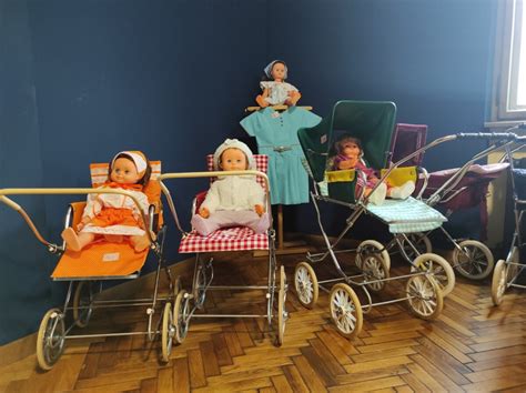 Ilustračná fotografia rôznych retro kočíkov rôznych značiek a štýlov.