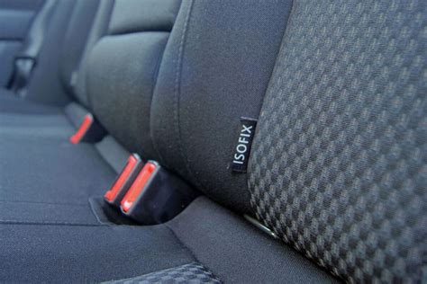 Detailné zobrazenie systému Isofix s vyznačenými kotviacimi bodmi a horným popruhom