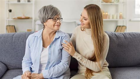 Ilustračné foto osoby smútiacej nad rodinnou fotografiou