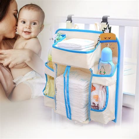 Ilustračná fotografia organizéra na detskú postieľku s rôznymi priehradkami