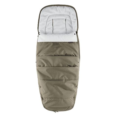 Koláž rôznych doplnkov ku kočíku: fusak, rukávnik, pláštenka, deka