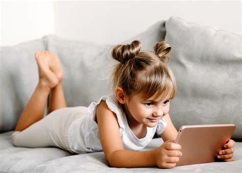 ilustrácia zobrazujúca dieťa s tabletom a ceruzkou, porovnanie jemnej motoriky