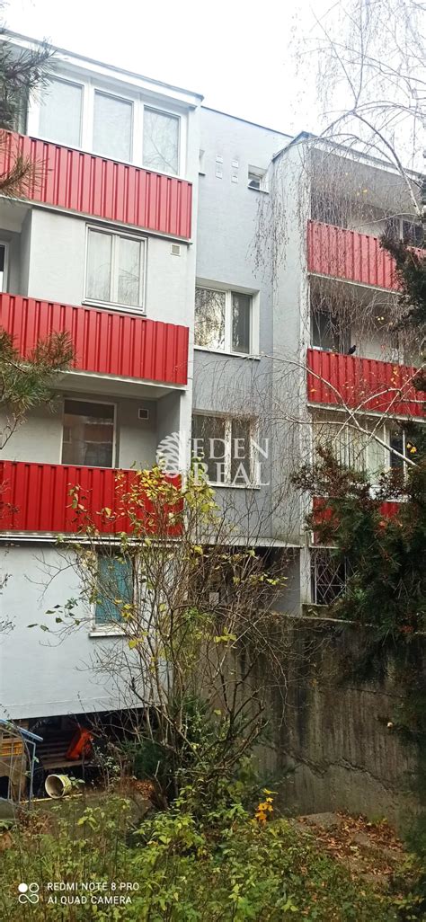 Ilustrácia matky dojčiacej dieťa v pokojnom prostredí.