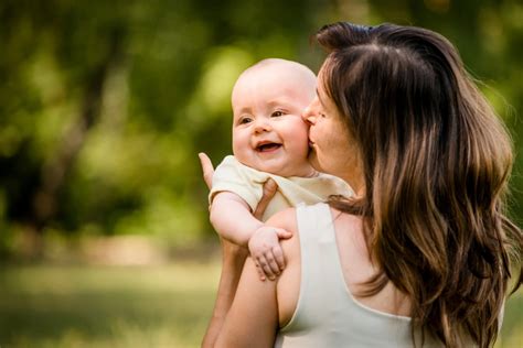 Fotografia mamičky s bábätkom v šatke.