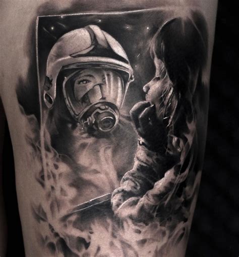 Detail červenej šnúrky na náramku ako symbol ochrany