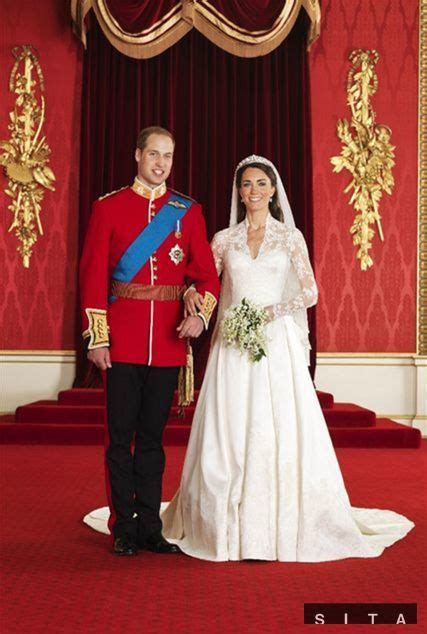 Oficiálna svadobná fotografia princa Williama a Kate Middleton s družičkami a družbami