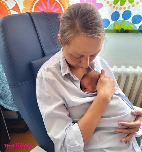 Ilustrácia zobrazujúca klokankovanie (skin-to-skin kontakt)