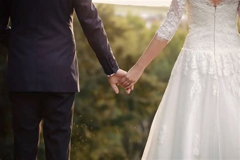 Pár držiaci sa za ruky pri sviečkach