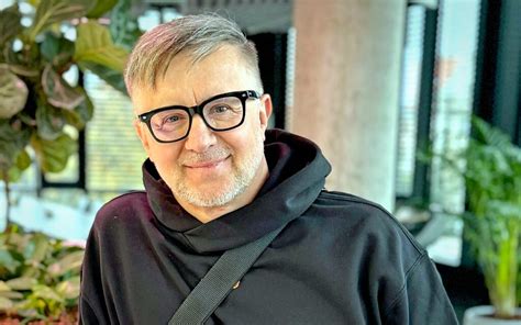 Petr Kotvald na pódiu s mikrofónom