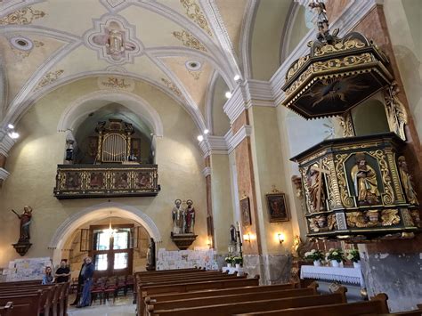 Interiér farského Kostola Nanebovzatia Panny Márie