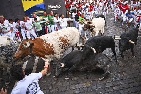 Ilustrácia dieťaťa v spacom vaku s nohami, ktoré sa voľne pohybuje.