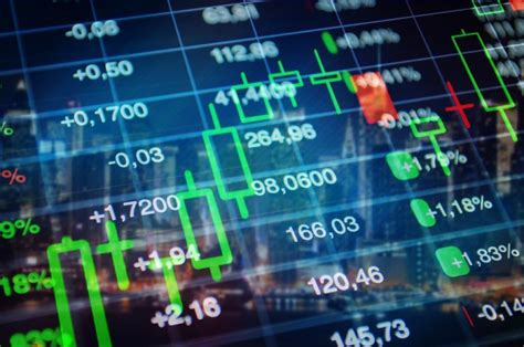 ilustračná fotografia šťastnej rodiny pri tortu