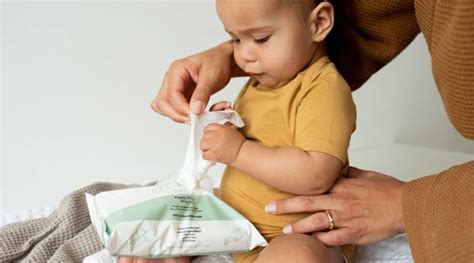 Ilustračná fotografia bábätka s vlhčenými obrúskami