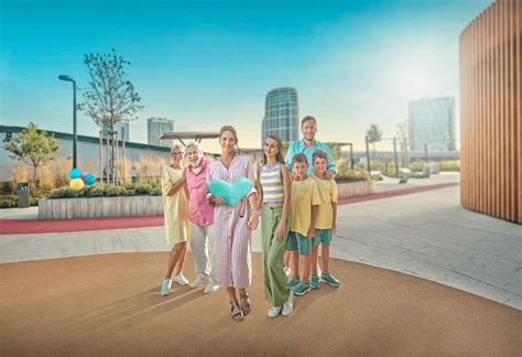 Ilustračná fotografia modernej rodiny s detským kočíkom v meste