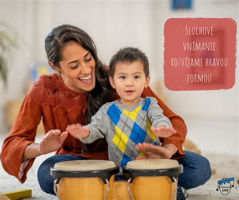 Ilustračná fotografia dieťaťa s učebnicami a hračkami, symbolizujúca prechod medzi hrou a školskou prípravou.