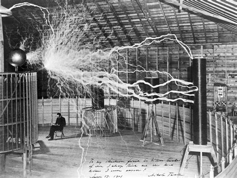 Nikola Tesla v jeho laboratóriu
