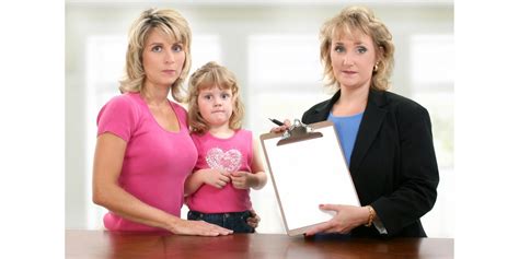 Ilustračná fotografia pokojného večerného rituálu dieťaťa s rodičom