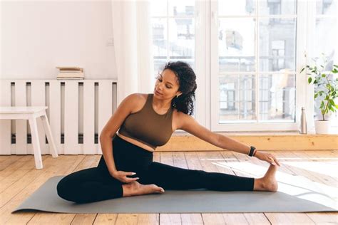 Modelka v tehotenských legínach, zobrazujúce ich prispôsobivosť