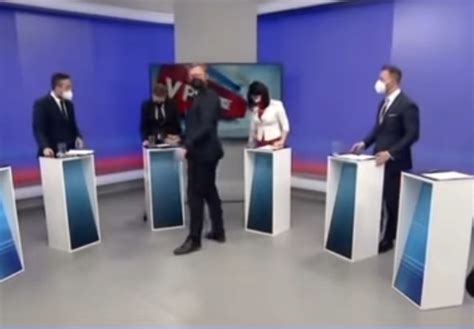 Noro Dolinský počas moderovania relácie TA3