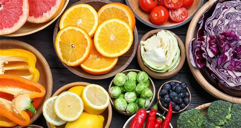 Výber ovocia a zeleniny bohatej na vitamíny a minerály