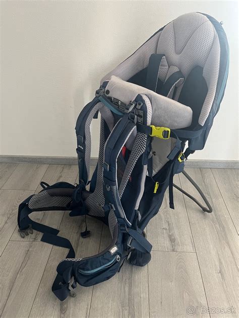 Detailný pohľad na nosič Deuter Kid Comfort Pro s dôrazom na jeho ergonomické prvky a úložný priestor.