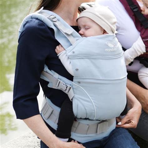 Ukážka rôznych pozícií nosenia dieťaťa v nosiči Manduca First.