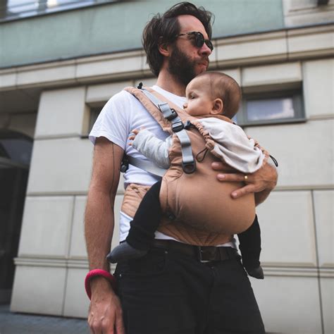 Ilustračná fotografia rodiča s dieťaťom v nosiči Sestrice