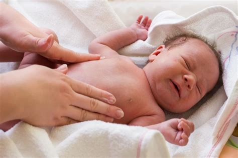 Ilustrácia znázorňujúca príznaky, pri ktorých je potrebné vyhľadať lekársku pomoc u novorodenca