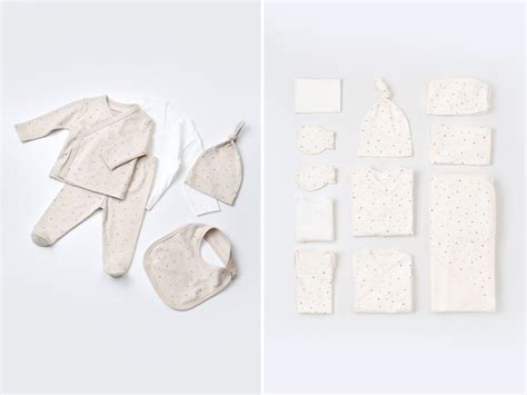 Ukážka základného oblečenia pre novorodenca: body, dupačky, čiapočka a ponožky.