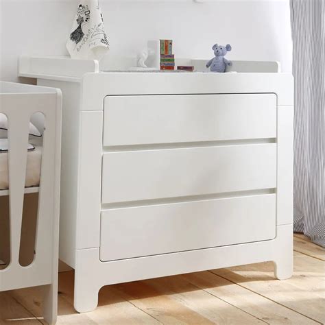 Kompilácia zobrazení prvkov do detskej izby: postieľka, prebaľovací pult, monitor dychu.