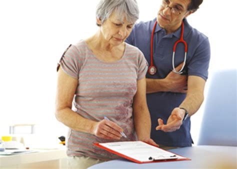 Ilustračné foto lekára pri vyšetrovaní pacienta