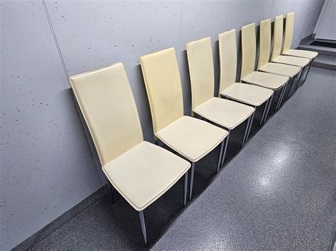 Detailne zábery rôznych typov jedálenských stoličiek, ktoré zdôrazňujú ich vlastnosti (bezpečnostné pásy, opierka nôh, materiál).