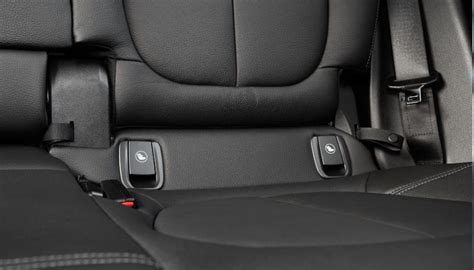 Ilustrácia znázorňujúca systém Isofix a jeho upevňovacie body v aute