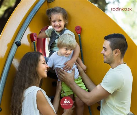 Ilustračné foto rodiny hrajúcej sa na ihrisku