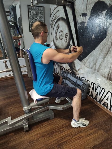 Dieťa cvičiace s vlastnou váhou pod dohľadom trénera