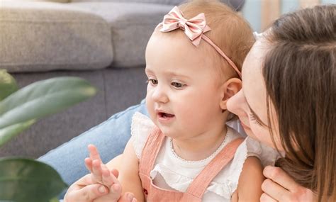 Infografika zobrazujúca míľniky vývinu reči u detí od 1 do 4 rokov.