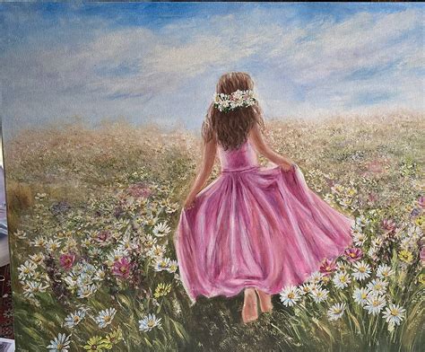 dievča kráča s kyticou kvetov v ruke ulicou po daždi