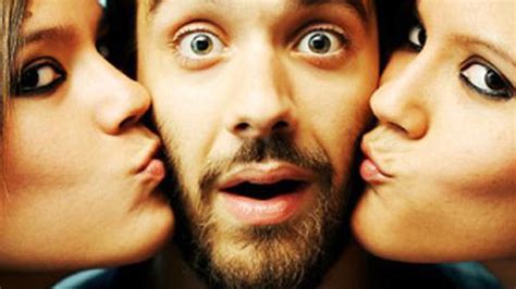 dve ženy v posteli pri sviečkach