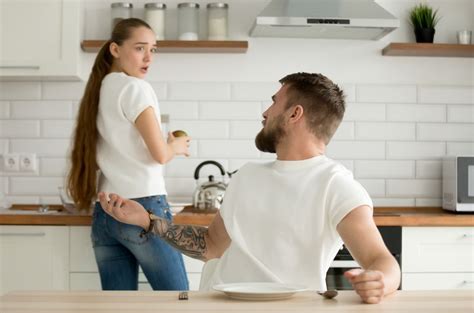 muž a žena sedia pri raňajkovom stole