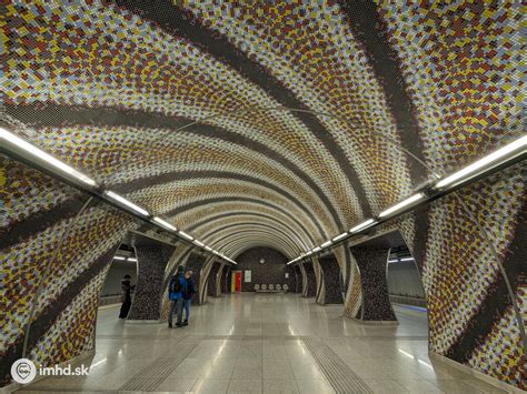 stanica metra, skupina mladistvých obklopuje dvojicu